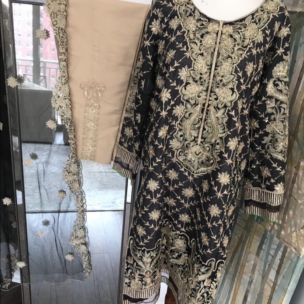 Pakistani shalwar kameez